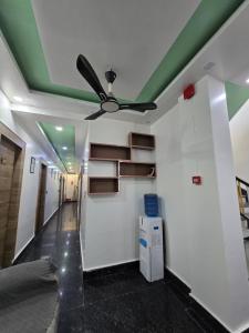 Hotel Parkland - Mathura Vrindavan - Premium stay with Lift - Free Gym - High speed internet- Open Rooftop Restorent