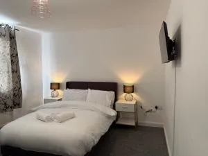 Hideaway 4-Bed House in Bridgend - Brynmenin