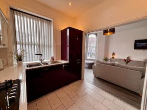 Franks Apt 2 - Outdoor Balconies - Sleeps 8