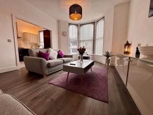 Franks Apt 2 - Outdoor Balconies - Sleeps 8