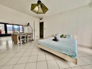 Spacious 80m2 Apartment - 8th Floor, Free Parking, Sleeps 5