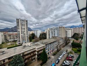 Spacious 80m2 Apartment - 8th Floor, Free Parking, Sleeps 5