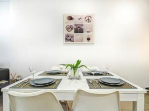 White Center Apartment by Hello Homes Sitges