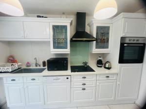 Maisons de vacances Charming Cottage with Spa and Nature Views : photos des chambres