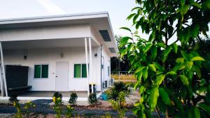 Minimal House at Kanchanadit