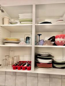 Bright & Spacious 2-Bedroom Apartment - Parking & Close to Train Station & Downtown