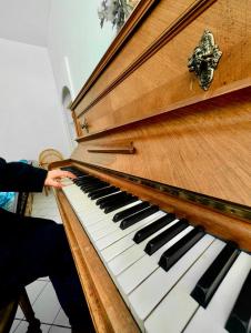 Bright & Spacious 2-Bedroom Apartment - Parking & Close to Train Station & Downtown