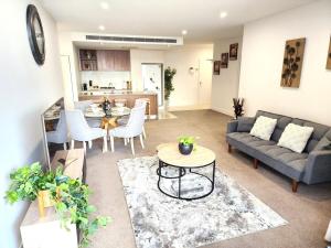 Spacious River View Escape with Free Secure Park - 2BR, 2BA and Sofa Bed