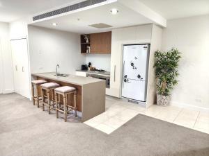 Spacious River View Escape with Free Secure Park - 2BR, 2BA and Sofa Bed