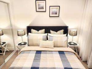 Spacious River View Escape with Free Secure Park - 2BR, 2BA and Sofa Bed