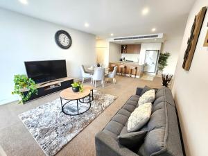 Spacious River View Escape with Free Secure Park - 2BR, 2BA and Sofa Bed