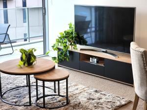 Spacious River View Escape with Free Secure Park - 2BR, 2BA and Sofa Bed