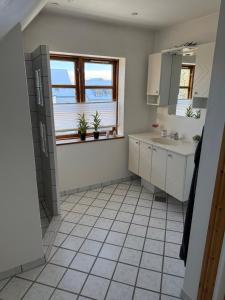 Meget central, fri parkering, 4-7 personers overnatningssted