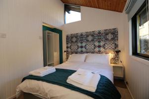 Cosy Modern Nordic Lodge w Loch View & Log Burner