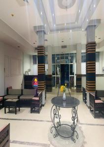 Steps from Beach & Near Airport Furnteched, Kitchenette, full APT Free WIFI