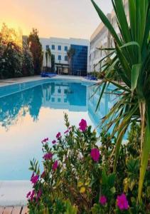 Steps from Beach & Near Airport Furnteched, Kitchenette, full APT Free WIFI