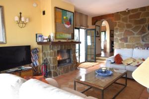 Family-friendly villa with pool & padel court near El Torcal de Antequera