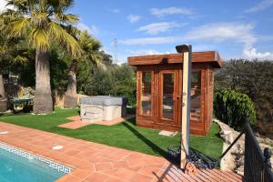 Family-friendly villa with pool & padel court near El Torcal de Antequera