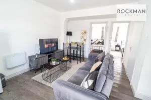 12A - Spacious 3 Bedroom Contractor Home- Central Grays Close to Station and Shops - Paid Parking - Fast Wi-Fi - Long Term Stays - Stifford