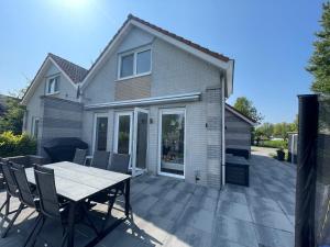 familienfreundliches Ferienhaus mit Ruderboot, Sauna und Kamin sowie E-Ladestation