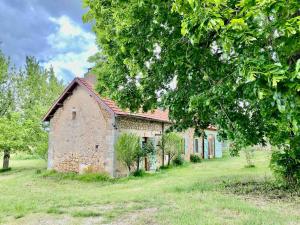 Spacious Family Home with Private Pool, Garden and Forest, Dordogne Countryside