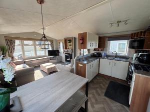 Sunnymede - B8 on Fantasy Island caravan with hot tub, WiFi, pet friendly - Meadow Lakes Caravan & Lodge Hire