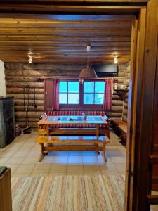 Kelo 24, kahden makuuhuoneen kelomökki Syötteellä, valaistun ladun vieressä