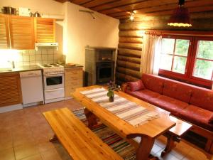 Kelo 24, kahden makuuhuoneen kelomökki Syötteellä, valaistun ladun vieressä