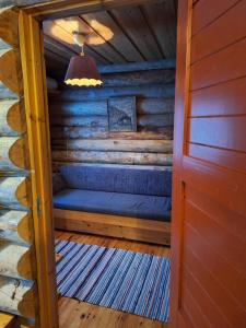 Kelo 24, kahden makuuhuoneen kelomökki Syötteellä, valaistun ladun vieressä