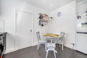 New Listing! Calming 2BR near park, Herne Hill
