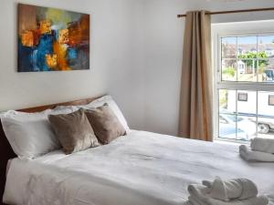 The Hideaway - Spacious 3 Bedroom Apartment