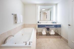 Fontainebleau Hotel Ocean View Fits 6! 1 BED2 BA