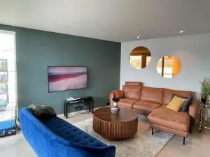 New apartment by the sea with fjord view, parking! - 盖郎厄尔峡湾