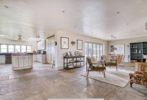 Elmcroft, Large House with Shepherds Hut