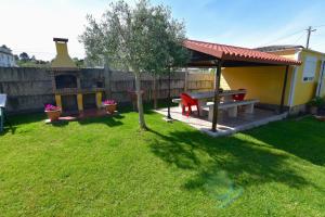 Casa natural con cenador en jardín y parking