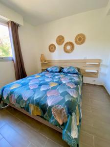 Joli 2 pièces parc piscine vue mer