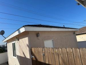 Private guest house with full kitchen and bathroom