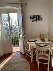 Appartements Au coeur du village avec petit balcon plein sud : photos des chambres