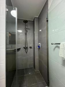 Sheryll Escapes - La Grande 406 cozy 1 bedroom Wi-Fi and Netflix