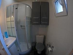 Sejours chez l'habitant Chambre 4 personnes 2 lits proche metro 5 - salle de bain, toilettes et cuisine sont commune : photos des chambres