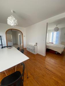 Appartements Volcan Ocre-4 pers-Spacieux et chaleureux - Parking privatif - Proches axes, commerces et services - Check in 24-24 : photos des chambres