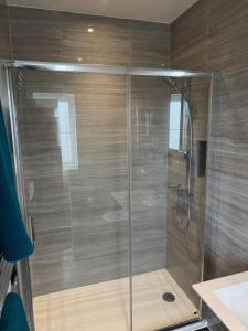 Three-bedroom modern family home by the pond with free parking