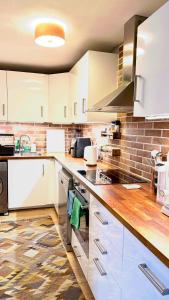 Cozy Double Room in Vibrant Smithfield Apartment