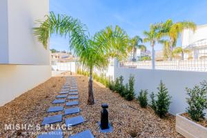 Modern 5BR Villa-Private Pool-Walk to Beach & Oura-10 Guests by Mishas Place