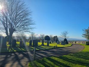 Cosy Kirriemuir Flat - Private Retreat - Pet Friendly