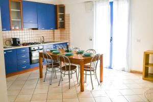 casa azul netflix near the sea