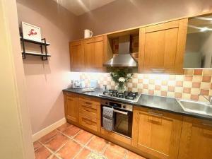 Glasgow City - Large Stylish 2 Bed Flat in Unique Ibrox Location Walking Distance to Subway and Free On-Street Parking