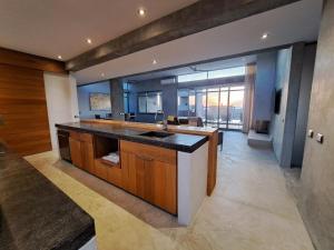 Arroyo Escondido-Luxe Oceanview Contemporary Home withthe Extras