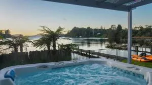 Lakefront Oasis - Mourea