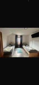 LA Haus für Monteure, Arbeiter, Pendler, ganzes Haus mit Garten, 5 Zimmer - نيكالسدورف